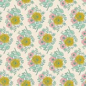 Może przedstawiać: Powtarzający się wzór bukietów kwiatowych. Każdy bukiet zawiera duży żółty kwiat otoczony mniejszymi różowymi kwiatami i jasnozielonymi liśćmi. Tło jest kremowe.