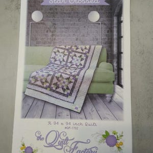 Peut inclure: Un modèle de courtepointe pour une courtepointe "Star Crossed", mettant en vedette une courtepointe violette, verte et blanche sur un canapé vert. Le modèle est pour une courtepointe de 94 x 94 pouces et provient de "The Quilt Factory" avec le numéro de modèle #QF-1702.