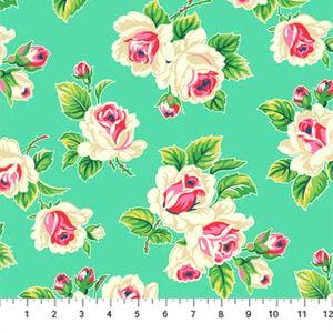 Peut inclure: Un motif de tissu représentant des roses crème aux centres rose vif et des feuilles vertes sur un fond turquoise éclatant. Une règle blanche avec des graduations noires est visible en bas, mesurant jusqu'à 30 cm de longueur.