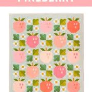 Könnte beinhalten: Ein Quiltmuster mit einem sich wiederholenden Design aus stilisierten rosa und orangefarbenen Beeren mit grünen Blättern auf hellgrauem Hintergrund. Der Text "PINEBERRY" steht über dem Quilt-Design. Der Text "PEN + PAPER PATTERNS" steht über dem Wort "PINEBERRY".