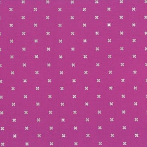 Puede incluir: Una tela rosa con un patrón de cruces blancas.