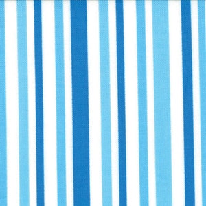 Könnte beinhalten: Ein weißer Stoff mit abwechselnd blauen und hellblauen vertikalen Streifen.