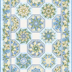 Pode incluir: Um edredão floral com um padrão repetitivo de flores brancas e azuis sobre um fundo azul claro. O edredão tem uma borda de flores e folhas. O design central inclui arranjos florais octogonais e circulares.