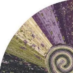 Puede incluir: Un paquete de tela con 40 tiras de diferentes tonos de morado, verde y crema. La tela tiene un estampado floral vintage.
