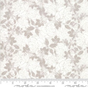Peut inclure: Tissu blanc avec un motif floral gris subtil. Le tissu a un aspect texturé, légèrement vieilli. Le motif est un dessin répétitif de roses et de feuilles stylisées.