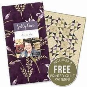 Peut inclure: Un lot de tissu avec un motif floral violet et crème, à côté d'un patron de quilt avec des formes géométriques vertes, marron et crème. Le lot comprend une étiquette "Jolly Bar" et un autocollant "Includes a FREE PRINTED QUILT PATTERN!"
