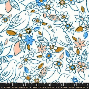Puede incluir: Tela blanca con un patrón repetido de pájaros, flores y hojas estilizadas. El diseño presenta contornos color turquesa con acentos de azul, melocotón y marrón. El texto "RUBY STAR SOCIETY" está en la parte inferior.