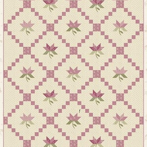 Może przedstawiać: Kwiatowy koc z powtarzającym się wzorem różowych kwiatów i zielonych liści na kremowym tle. Wzór przedstawia siatkę różowych kwadratów i kropkowaną teksturę, tworząc klasyczną, ręcznie robioną estetykę.