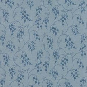 Puede incluir: Un patrón repetitivo de vides florales azules y racimos de bayas sobre un fondo azul claro. El diseño recuerda a un textil vintage, con una apariencia sutil y texturizada. Las bayas y las vides son de un tono azul más oscuro.
