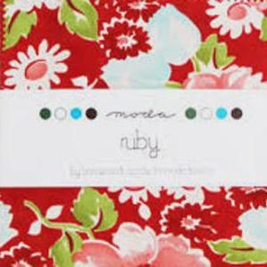 Può includere: Un mucchio di quadrati di tessuto rosso con un motivo floreale con fiori bianchi e rosa e foglie verdi. Il tessuto è avvolto con una fascia bianca che recita "moda ruby" con campioni di colore.