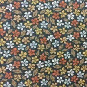 Może przedstawiać: Czarny materiał z powtarzającym się wzorem małych, kolorowych kwiatów i liści. Kwiaty są w odcieniach bieli, żółci, pomarańczy i czerwieni.