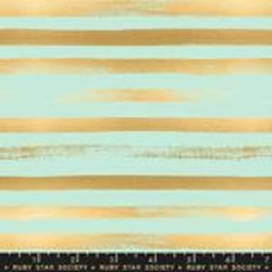 Peut inclure: Tissu rayé abstrait en or et bleu clair. Les rayures dorées sont peintes avec un effet de coups de pinceau.