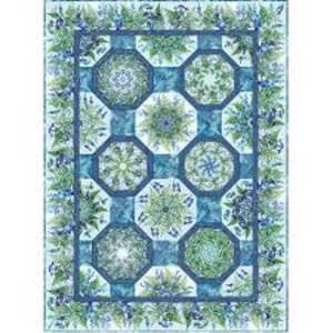 Può includere: Una trapunta rettangolare con un motivo ripetitivo di blocchi ottagonali in tonalità di blu e verde. Ogni ottagono contiene un dettagliato disegno floreale a mandala, separato da linee a griglia blu scuro, il tutto incorniciato da un bordo floreale.