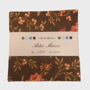 Aster Manor av 3 Sisters 12,5 cm Stacker Charm Pack bomullstyg för Moda
