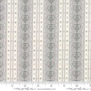 Peut inclure: Un tissu gris et blanc avec un motif répété de cœurs stylisés et de petits motifs floraux. Le tissu a un léger brillant et une texture douce.
