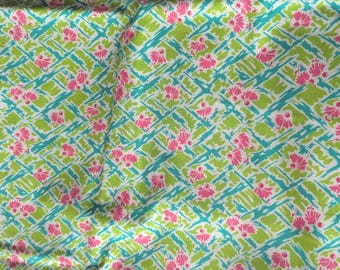 Tela Farmhouse Blooms de 2 yardas, modelo Olde Green Cupboard 5598 de Marcus.