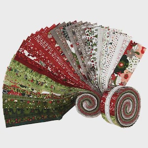 Może przedstawiać: Kolekcja pasków materiału o tematyce bożonarodzeniowej w kolorach czerwonym, zielonym i szarym. Tkanina zawiera świąteczne wzory, takie jak drzewa, jagody i tekst. Widoczne są dwa zwinięte pakiety materiału, prezentujące różnorodność wzorów.