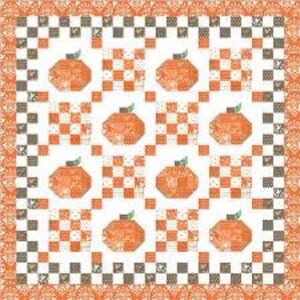 Puede incluir: Un edredón cuadrado con un patrón repetido de calabazas naranjas y cuadrados a cuadros sobre un fondo blanco. El edredón está bordeado con un patrón a cuadros en naranja, blanco y gris.