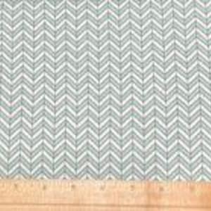 Pode incluir: Tecido branco com um padrão chevron azul claro.