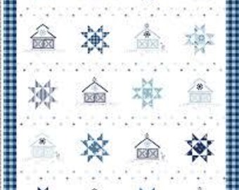 Peut inclure: Une courtepointe blanche avec une bordure à carreaux bleus et blancs. La courtepointe présente un motif répétitif d'étoiles géométriques bleues et de motifs de maisons stylisées. Le design général est symétrique.