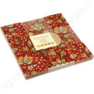 Puede incluir: Un conjunto de cuadrados de tela con un estampado floral en tonos rojos, dorados y verdes. Los cuadrados de tela están cuidadosamente organizados y empaquetados con una etiqueta que dice "Marlowe Breeze". El tema general es una estética vintage o cottagecore.