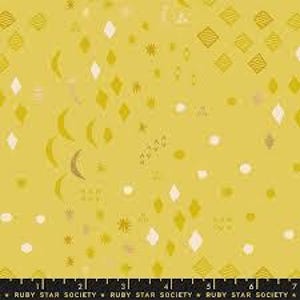 Puede incluir: Tela amarilla mostaza con un patrón repetido de formas geométricas, incluyendo diamantes, lunas y estrellas, en tonos dorados y crema. La tela tiene una regla a lo largo del borde inferior y el texto "RUBY STAR SOCIETY".