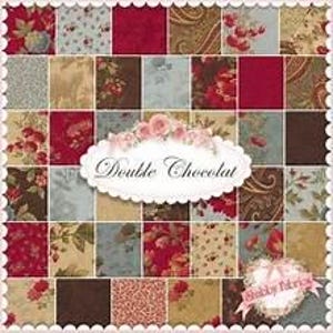 Pode incluir: Um patchwork de quadrados de tecido com vários padrões florais e paisley. A paleta de cores inclui vermelho, castanho, bege e azul. O texto "Double Chocolat" é exibido em um oval branco.