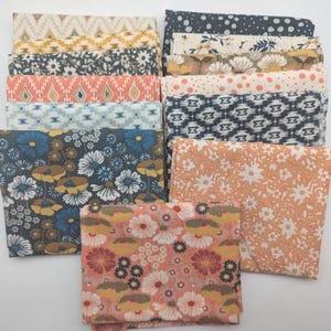 Puede incluir: Una colección de cuadrados de tela plegados con varios patrones florales y geométricos. Los colores incluyen azul marino, melocotón, coral y crema. Las telas están apiladas, mostrando una variedad de diseños, incluyendo flores, lunares y motivos tribales. Ideal para proyectos de acolchado o manualidades.