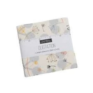 以下が含まれることがあります： 白い背景に、グレーとイエローのタンポポのような茎と花が繊細なパターンで描かれた、ファットクォーターの生地の正方形が10枚入ったパックです。生地には「Quostation」のラベルが貼られており、Zen Chicのデザインです。