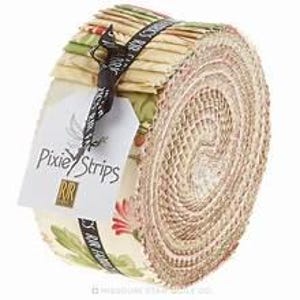 Może przedstawiać: Zwinięty pakiet pasków materiału, oznaczony jako "Pixie Strips". Tkanina ma kwiatowy wzór z zielonymi, czerwonymi i beżowymi odcieniami. Czarna wstążka z tekstem zabezpiecza rolkę, a biała etykieta z logo jest dołączona.