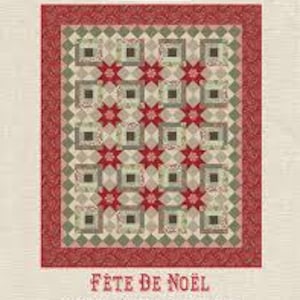 Puede incluir: Un edredón rectangular con un diseño festivo. El edredón presenta un borde rojo, con un patrón central de cuadrados y estrellas rojas. Se muestra el texto "Fête de Noël", junto con las dimensiones 179cm x 213cm. La marca "French General" está en la parte superior.
