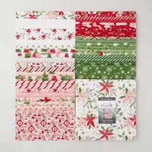 Può includere: Una collezione di quadrati di tessuto a tema natalizio con vari motivi. I disegni includono bastoncini di zucchero, stelle di Natale e ornamenti festivi in rosso, verde e bianco. Il tessuto è disposto in una griglia, mostrando le diverse stampe natalizie.