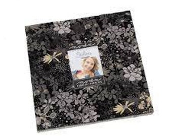 Pode incluir: Um pacote de tecido quadrado com um padrão floral em tons de preto, cinza e branco. O tecido tem um design repetitivo de flores e folhas. Uma etiqueta com a imagem de uma mulher está centrada no pacote.