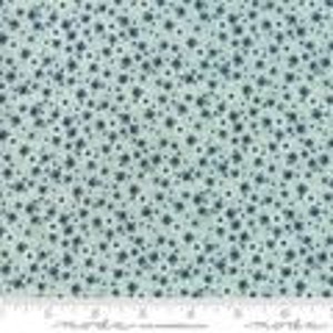 Pode incluir: Tecido azul claro com um padrão repetido de pequenas formas florais azul escuro. O tecido tem uma textura subtil e é adequado para vários projetos de costura. A borda do tecido apresenta o texto "modern moda".