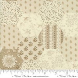 Puede incluir: Tela beige con un diseño de patchwork que presenta varios patrones geométricos en tonos marrones y beige.