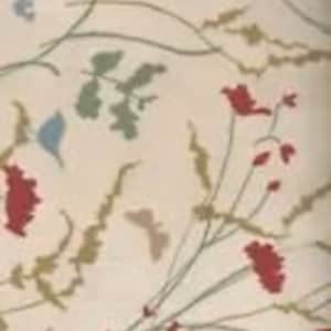 Könnte beinhalten: Ein weißer Stoff mit einem floralen Muster mit roten, rosa und grünen Blumen und Blättern.