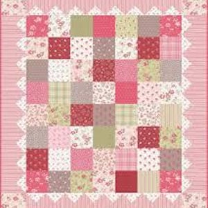 Peut inclure: Une courtepointe en patchwork avec un motif carré. La courtepointe présente une variété de tissus à motifs floraux dans les tons de rose, rouge, vert et crème. La courtepointe est bordée d'un tissu rose et d'une bordure en dentelle blanche.
