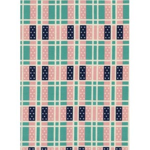 Op de afbeelding: Een stof met een ruitpatroon in roze, turquoise en wit. Het patroon bevat kleine witte stippen op de roze en turquoise strepen.