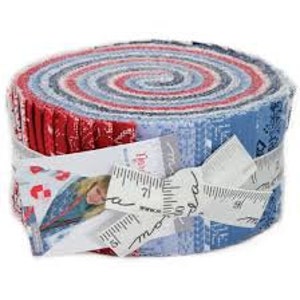 Peut inclure: Un rouleau de 40 bandes de tissu dans des tons de bleu, rouge et blanc avec un motif paisley. Le tissu est prédécoupé et prêt pour des projets de courtepointe.