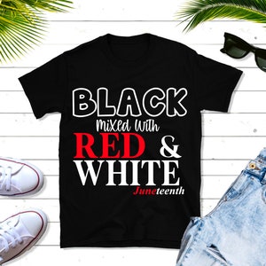 Puede incluir: Camiseta negra con texto blanco que dice "Black Mixed With Red & White Juneteenth". El texto "Red" está en rojo.