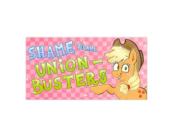 Può includere: Un cartello rettangolare rosa con un motivo a scacchi e le parole "SHAME TO ALL UNION BUSTERS" in blu e verde. Un pony dei cartoni animati con un cappello marrone e capelli biondi è sul lato destro del cartello.