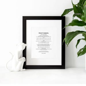 Puede incluir: Una impresión enmarcada en negro con fondo blanco y un poema titulado "No te encojas. Tú puedes hacerlo." de Jillian Michaels. El poema trata sobre la confianza en uno mismo y la superación de los desafíos.