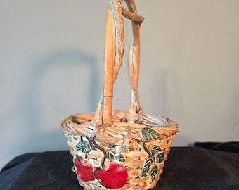 Cesto vintage in rattan intrecciato a mano con manico a forma di ramo d'albero e decorazione 3D a forma di mela.
