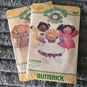 Può includere: Una tazza di ceramica bianca con manico nero e la scritta "But First, Coffee" in grassetto nero. La tazza è posta su uno sfondo sfocato, che suggerisce un'atmosfera accogliente.