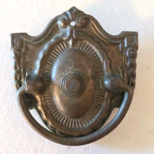 Tirador antiguo victoriano de latón ornamentado para cajones y armarios, con un solo tornillo.