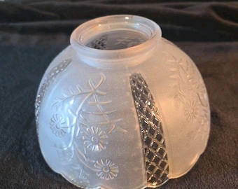 Pantalla de lámpara vintage de cristal esmerilado grabado con diseño de margaritas, 7" de ancho x 4,25" de alto, 3" de grosor.