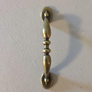 Tiradores de cajón Amerock BP1303-077 de latón bruñido - 4 11/16"