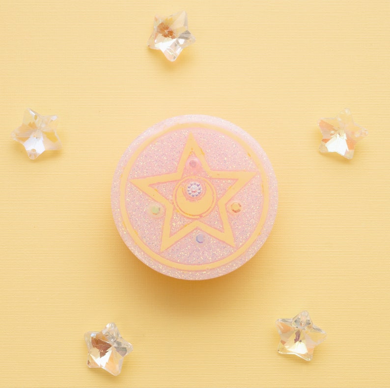Transformation Brooch Phone Grippie