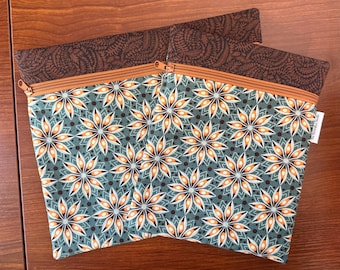 Bolsa para proyectos con estampado floral de estrellas verdes para punto de cruz, bordado e iPad en dos tamaños.