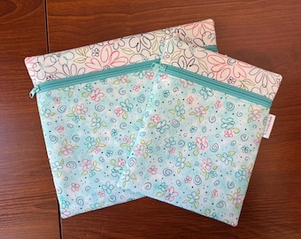 Bolsa para proyectos Floral Sketches para punto de cruz, bordado e iPad en dos tamaños.